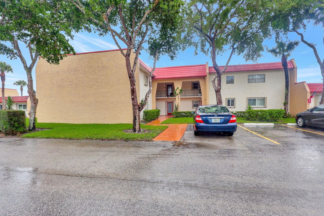 For Sale: $135,000 (2 beds, 2 baths, 888 Square Feet)