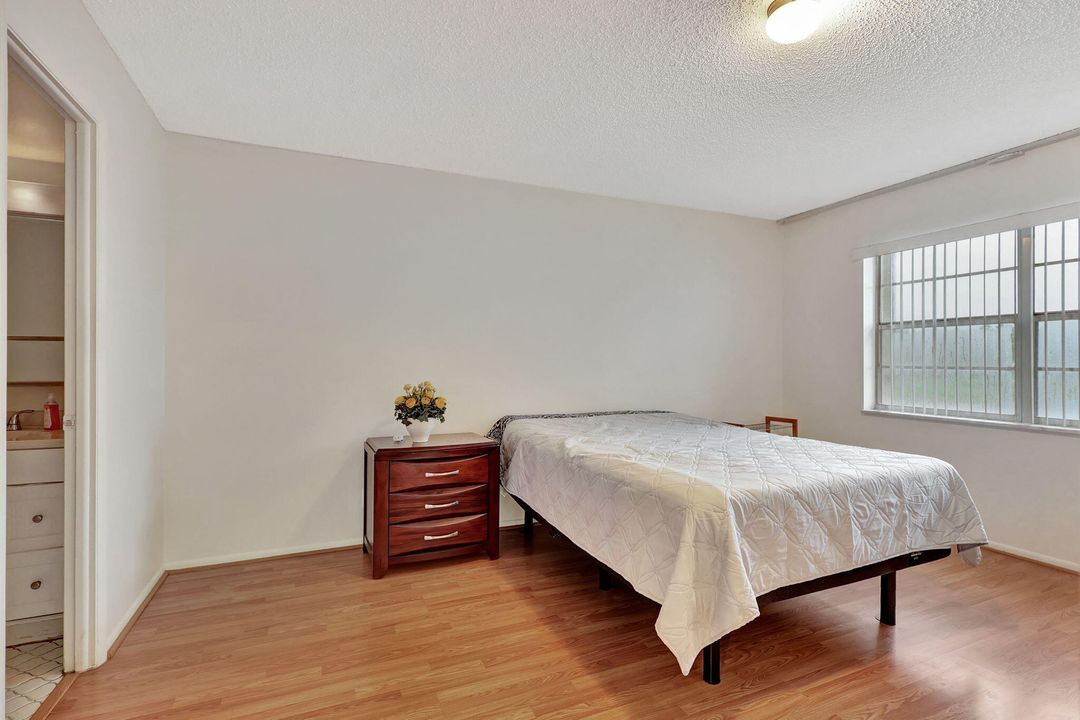 For Sale: $135,000 (2 beds, 2 baths, 888 Square Feet)