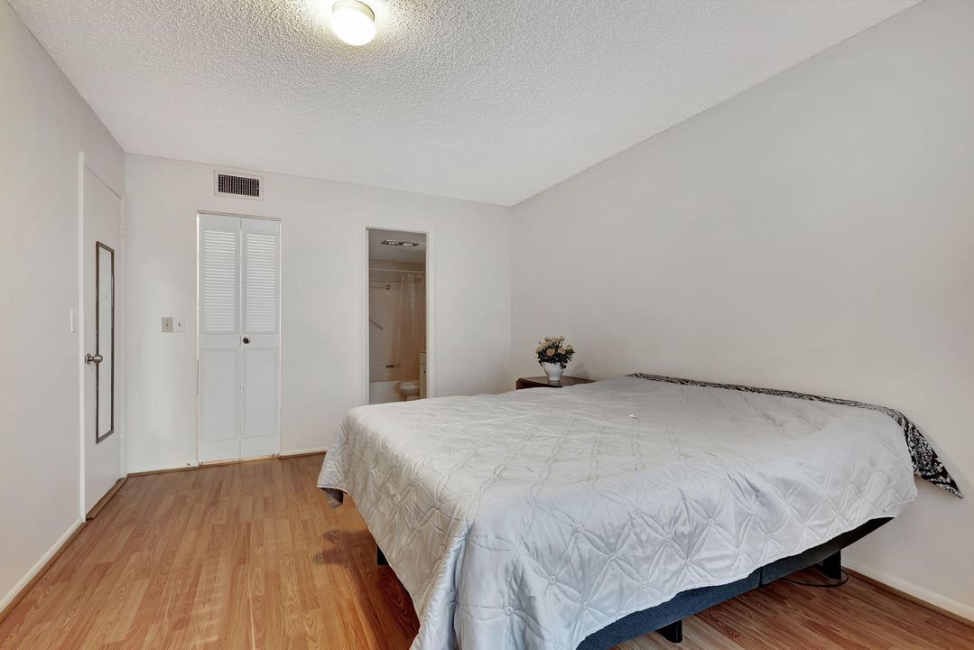 For Sale: $135,000 (2 beds, 2 baths, 888 Square Feet)