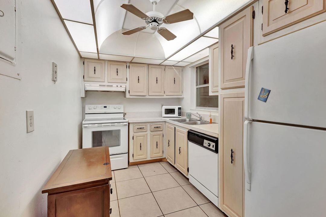 For Sale: $135,000 (2 beds, 2 baths, 888 Square Feet)