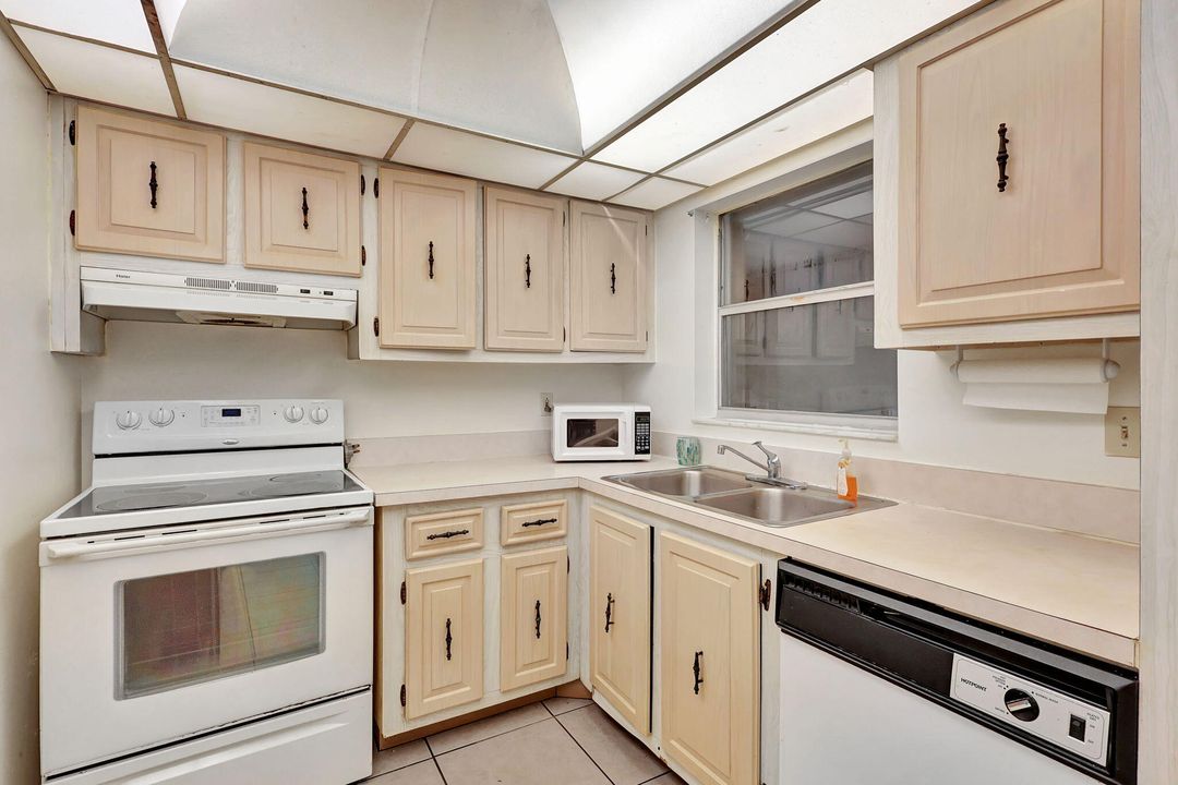 For Sale: $135,000 (2 beds, 2 baths, 888 Square Feet)