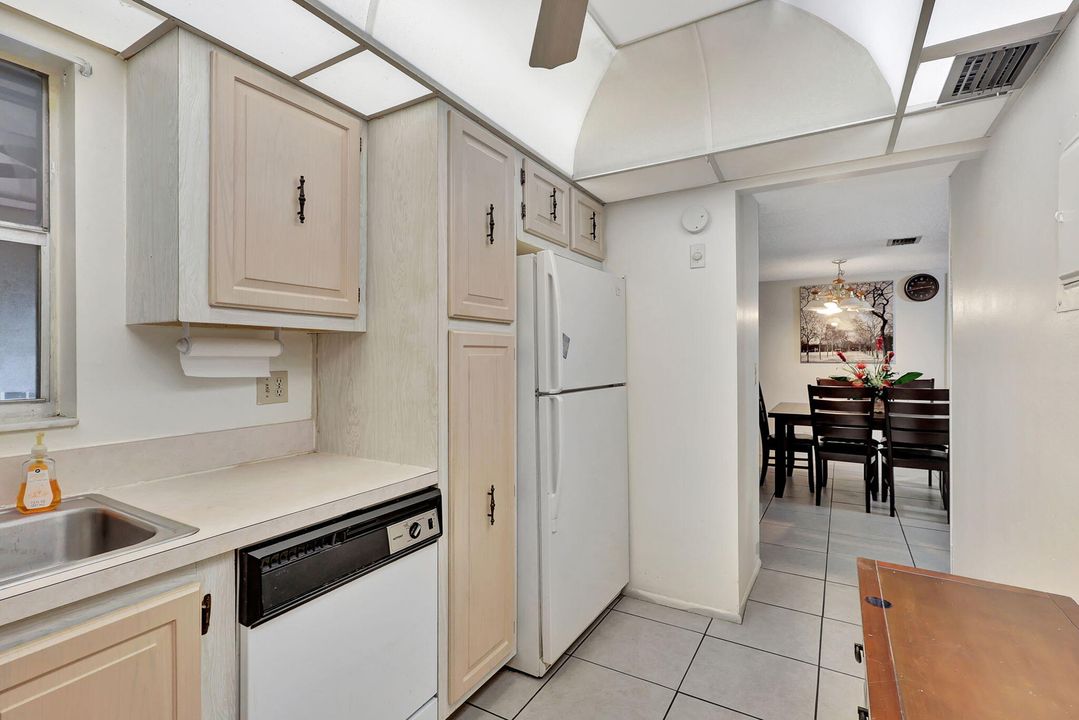 For Sale: $135,000 (2 beds, 2 baths, 888 Square Feet)