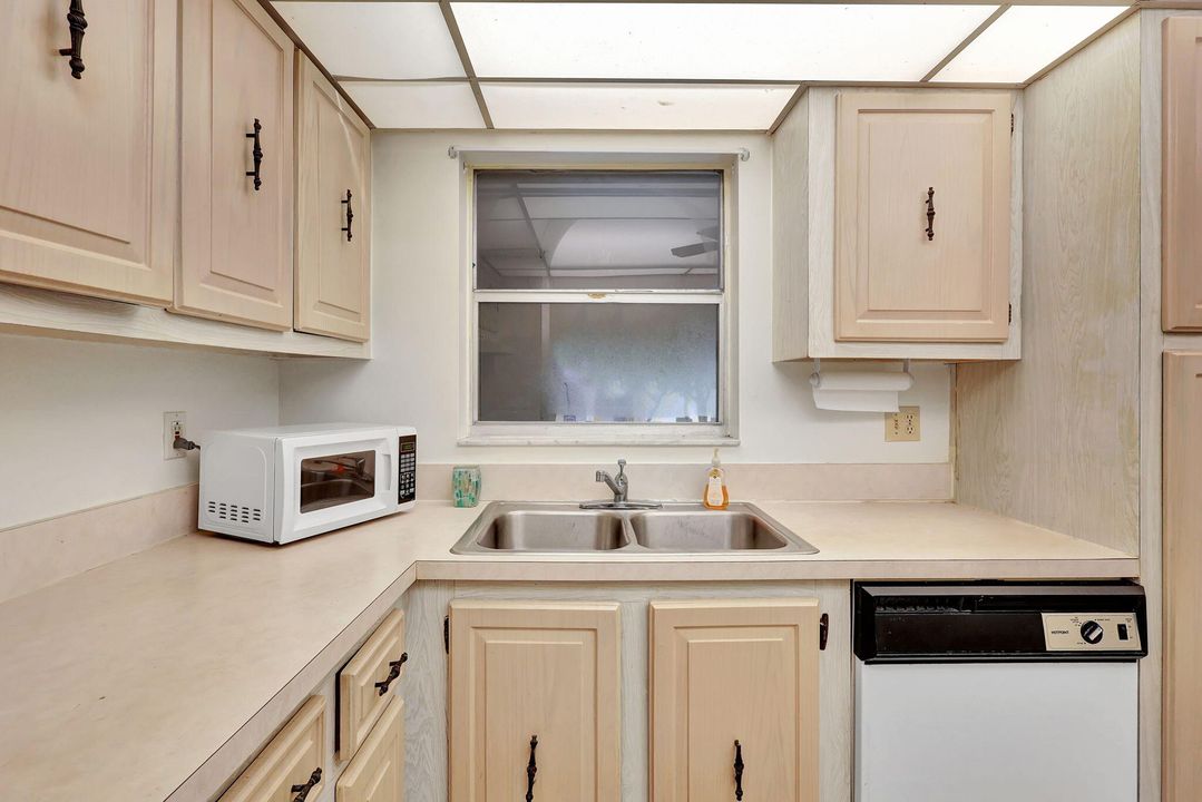 For Sale: $135,000 (2 beds, 2 baths, 888 Square Feet)