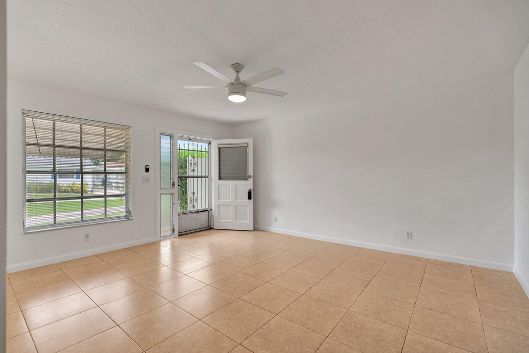 For Sale: $334,900 (2 beds, 1 baths, 1105 Square Feet)