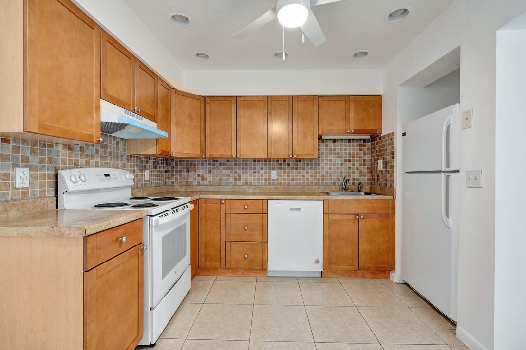 For Sale: $334,900 (2 beds, 1 baths, 1105 Square Feet)
