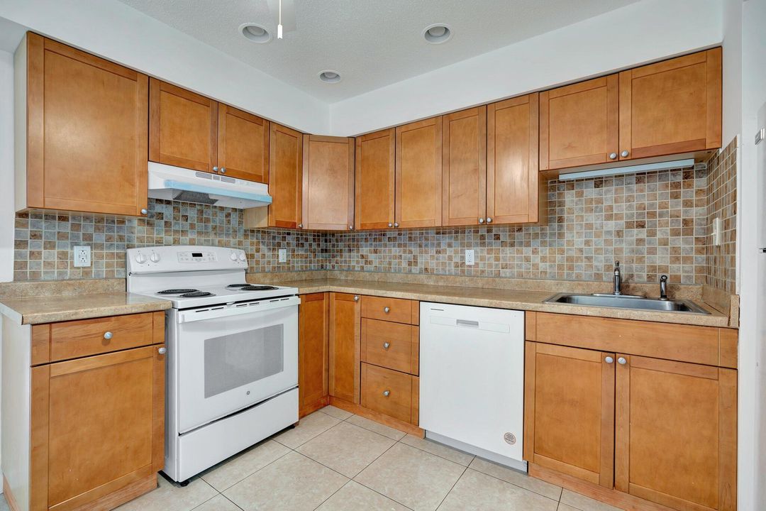 For Sale: $334,900 (2 beds, 1 baths, 1105 Square Feet)