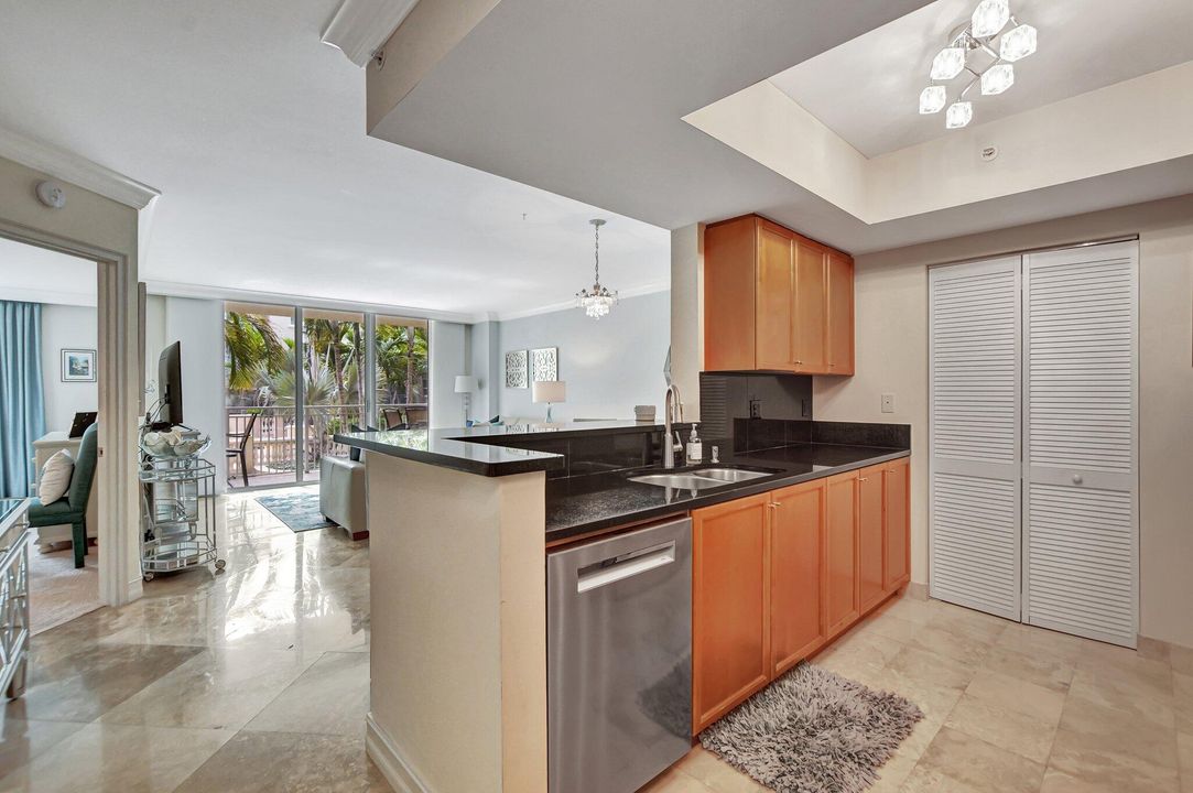For Sale: $569,000 (1 beds, 1 baths, 890 Square Feet)