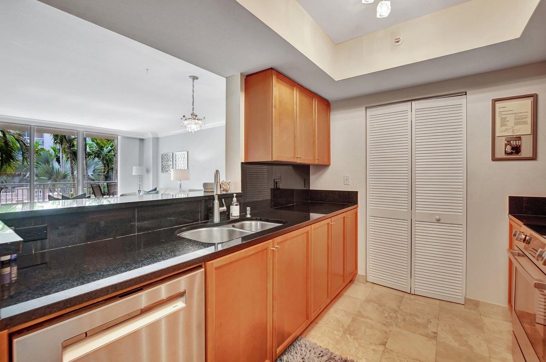 For Sale: $569,000 (1 beds, 1 baths, 890 Square Feet)