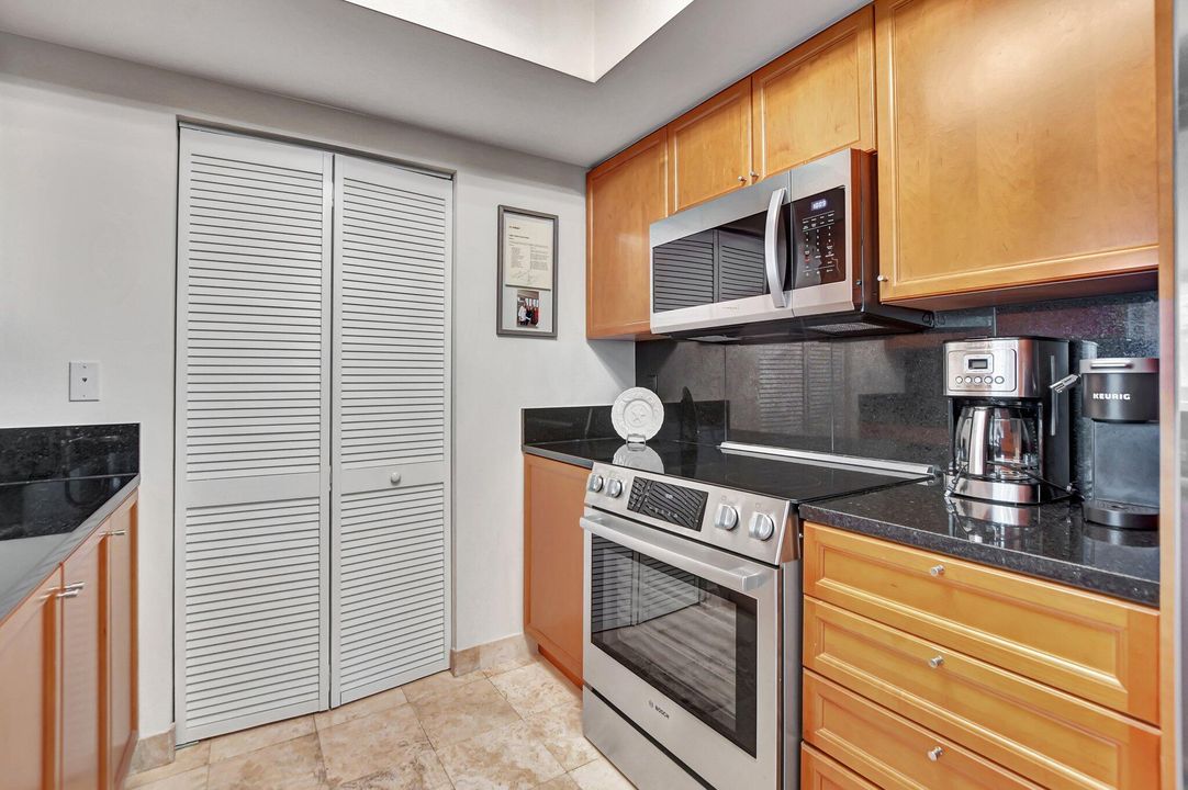 For Sale: $569,000 (1 beds, 1 baths, 890 Square Feet)