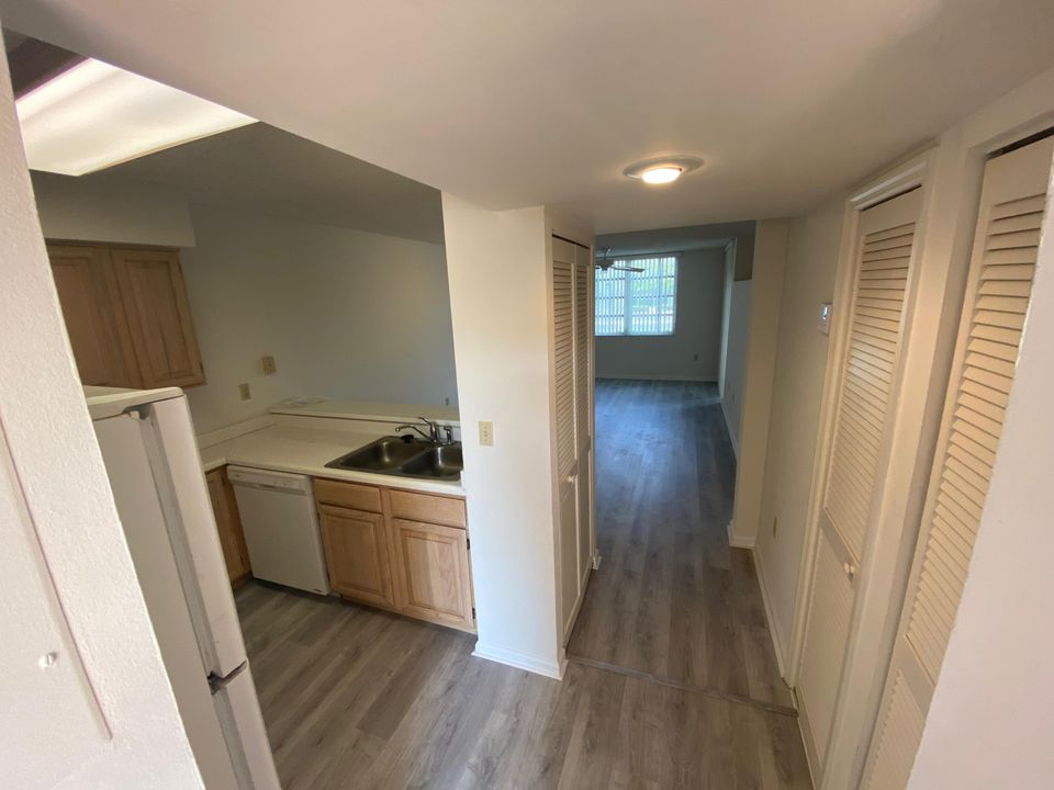 Active With Contract: $2,100 (1 beds, 1 baths, 620 Square Feet)