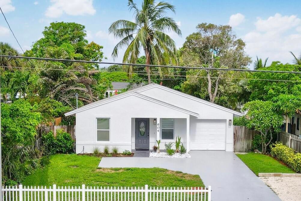 For Sale: $1,200,000 (3 beds, 2 baths, 1208 Square Feet)