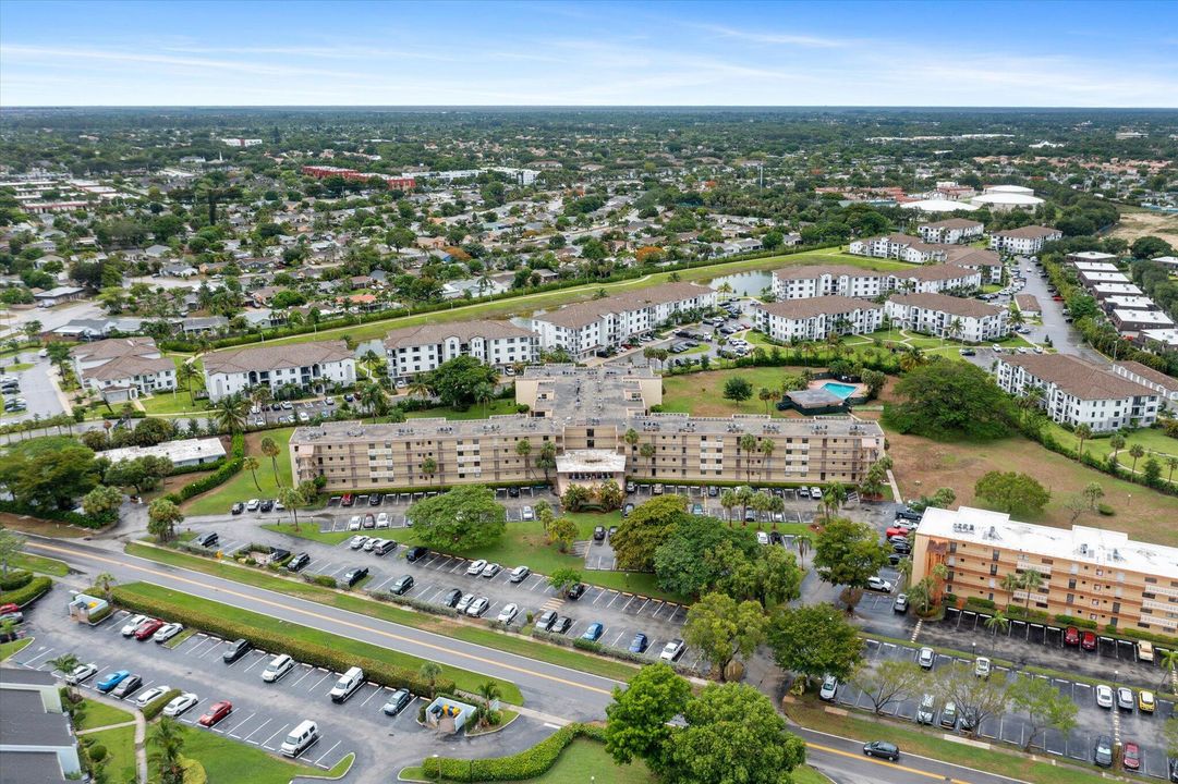 Active With Contract: $220,000 (2 beds, 2 baths, 918 Square Feet)