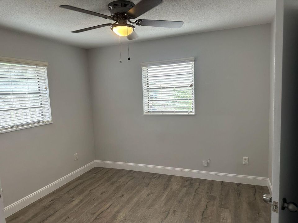 For Rent: $2,300 (3 beds, 2 baths, 1040 Square Feet)