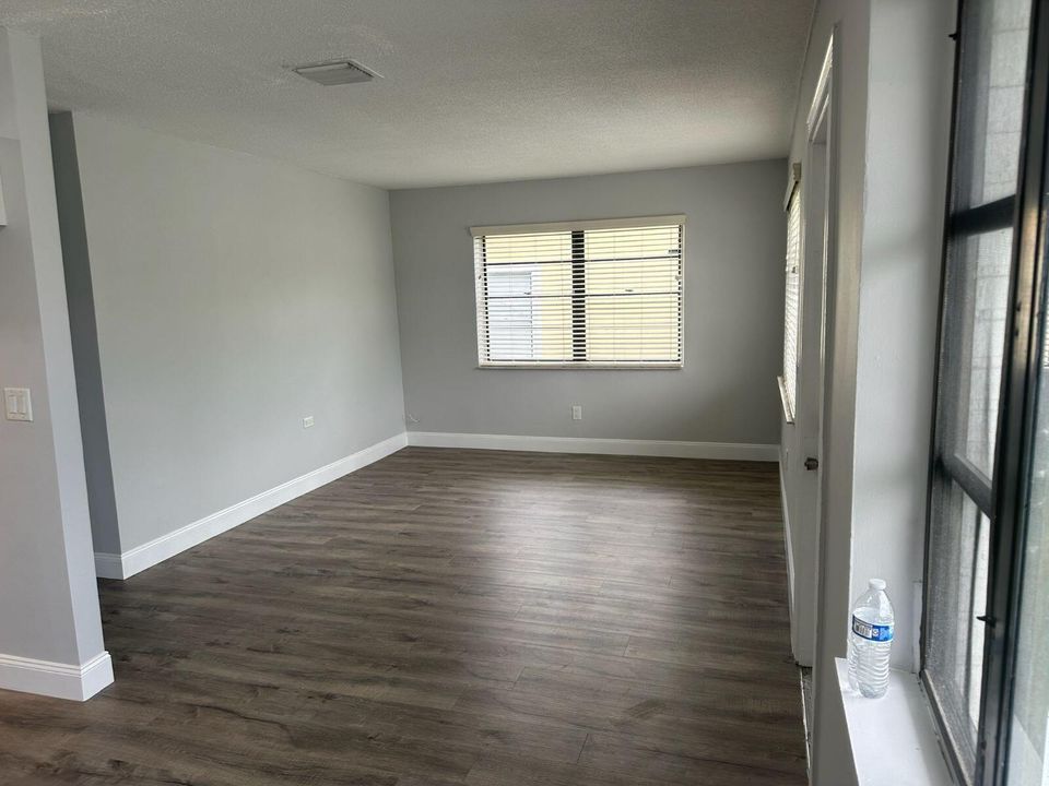 For Rent: $2,300 (3 beds, 2 baths, 1040 Square Feet)