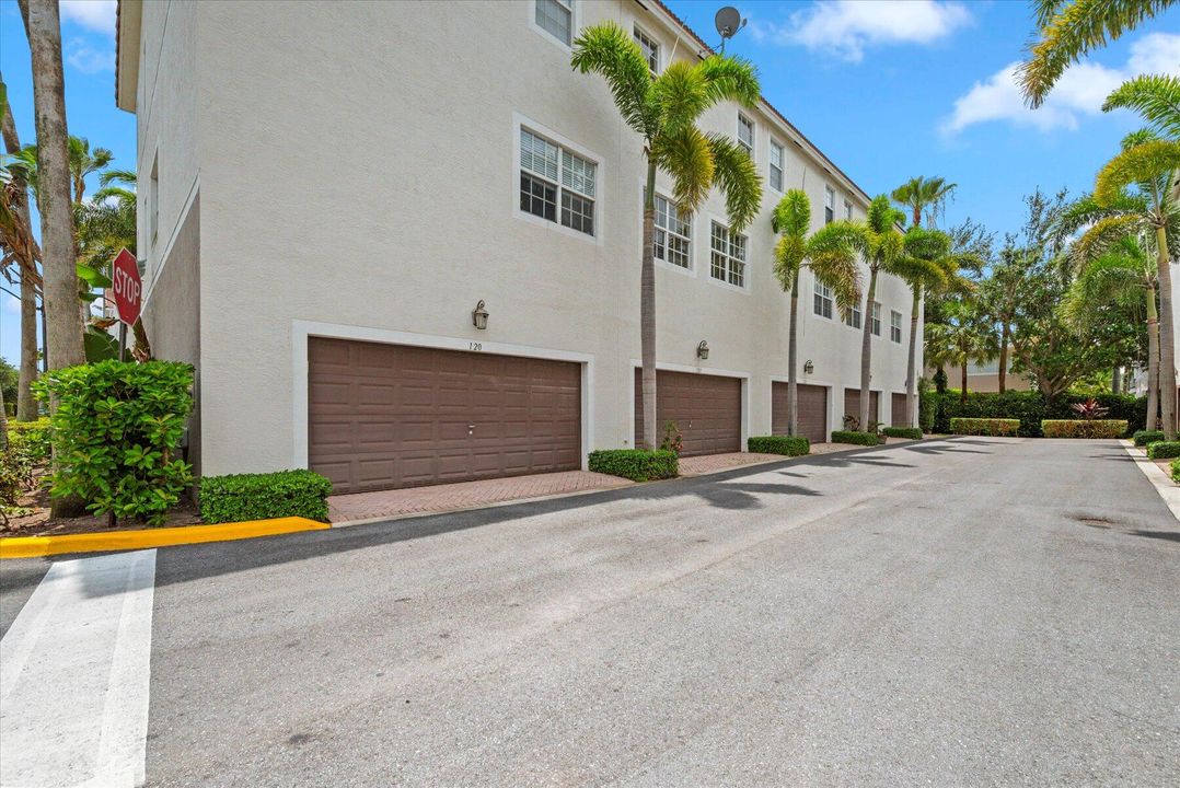 Active With Contract: $515,000 (3 beds, 2 baths, 2089 Square Feet)