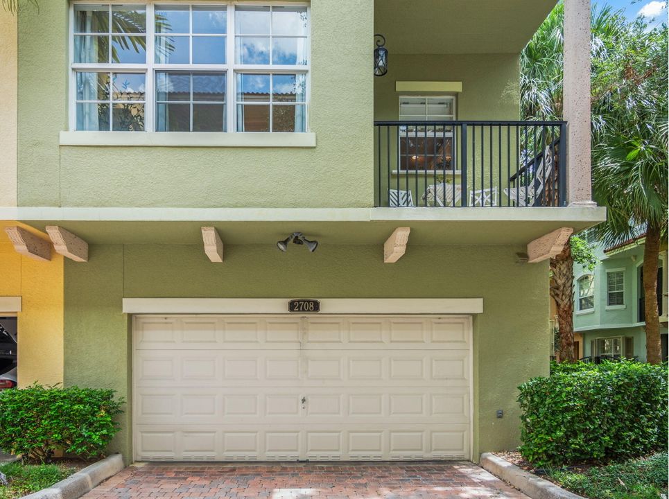 Active With Contract: $3,950 (3 beds, 3 baths, 2383 Square Feet)