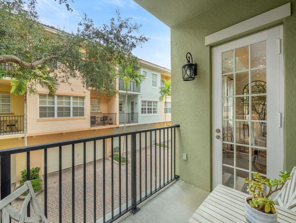 Active With Contract: $3,950 (3 beds, 3 baths, 2383 Square Feet)