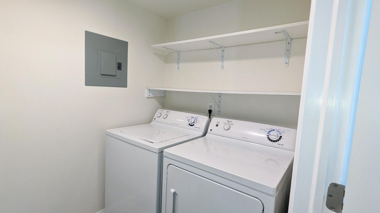 For Sale: $207,000 (2 beds, 1 baths, 818 Square Feet)