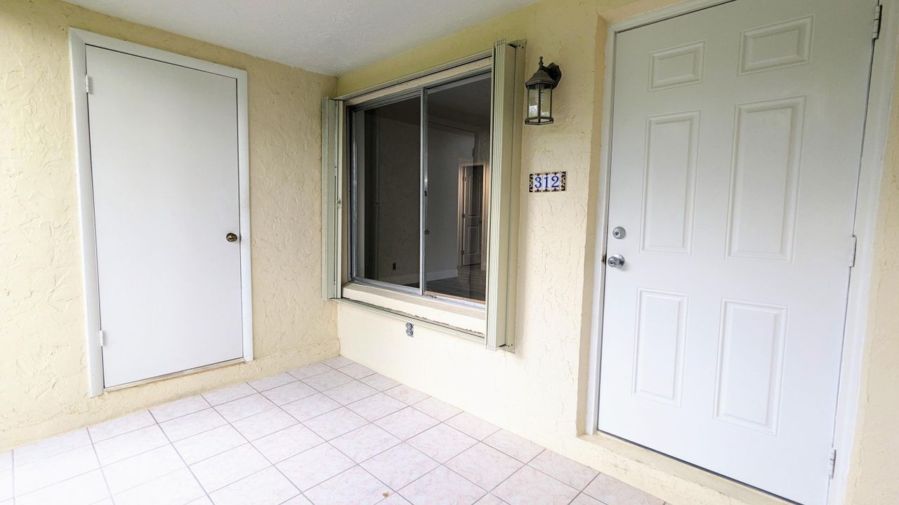 For Sale: $207,000 (2 beds, 1 baths, 818 Square Feet)