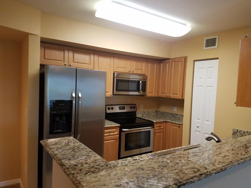 For Rent: $2,200 (2 beds, 2 baths, 880 Square Feet)