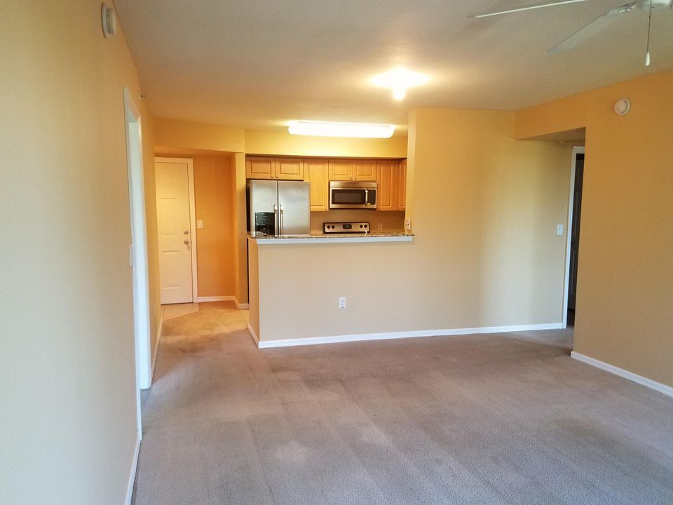 For Rent: $2,200 (2 beds, 2 baths, 880 Square Feet)