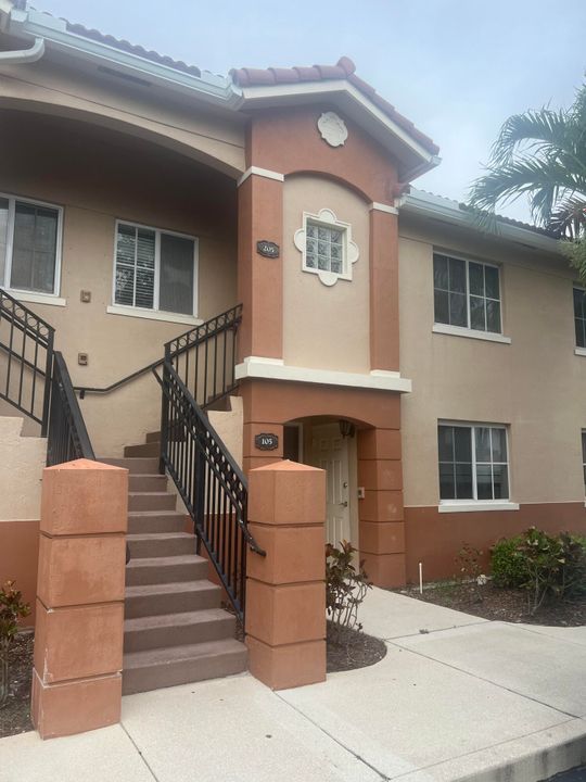 For Rent: $2,250 (2 beds, 2 baths, 920 Square Feet)