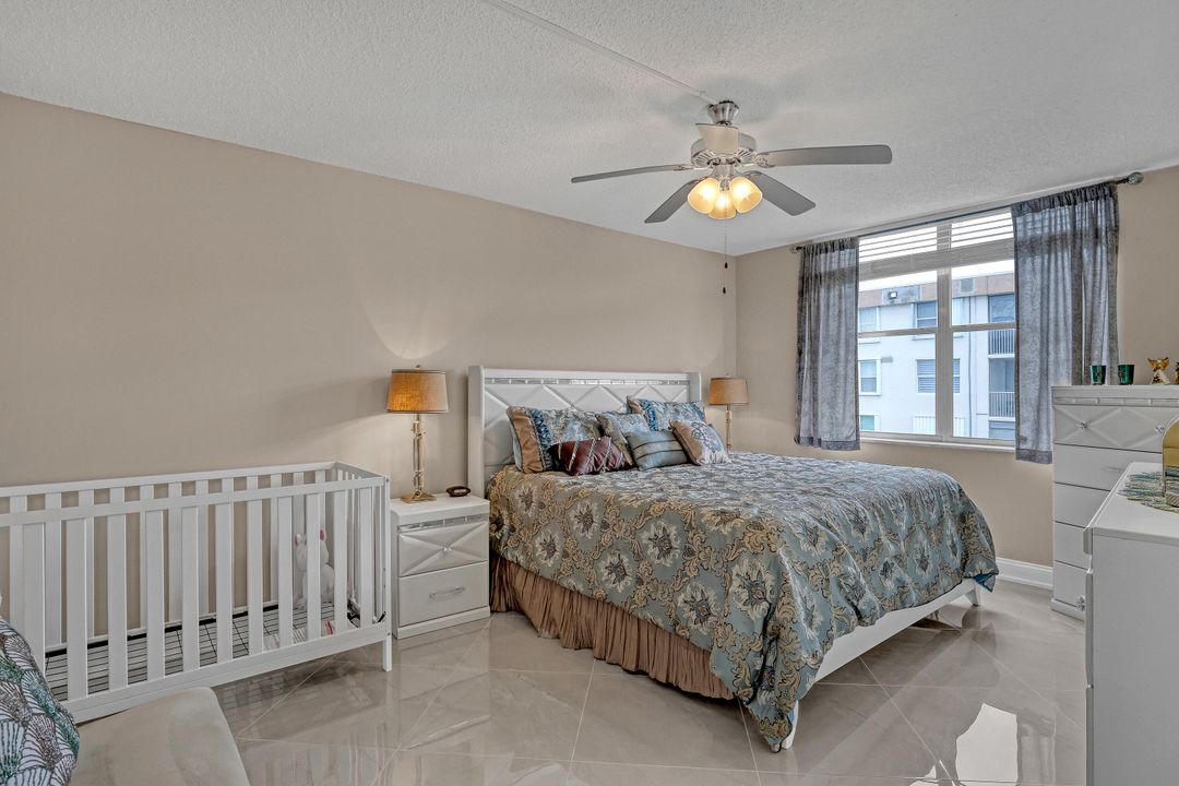 For Sale: $399,000 (2 beds, 2 baths, 963 Square Feet)