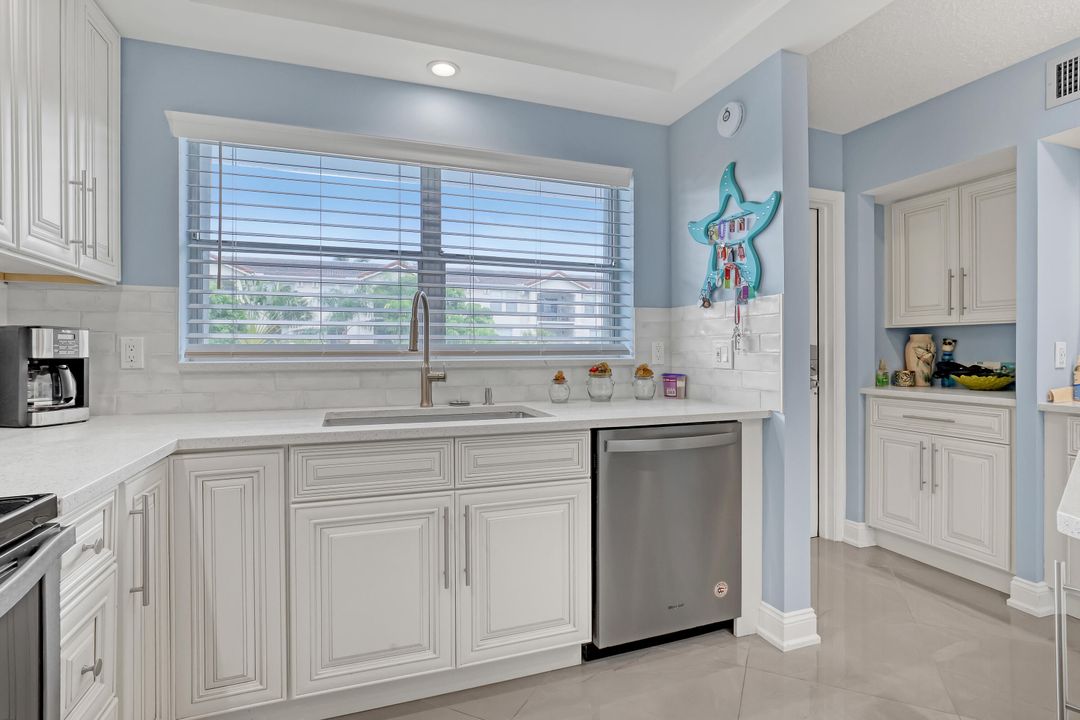 For Sale: $399,000 (2 beds, 2 baths, 963 Square Feet)