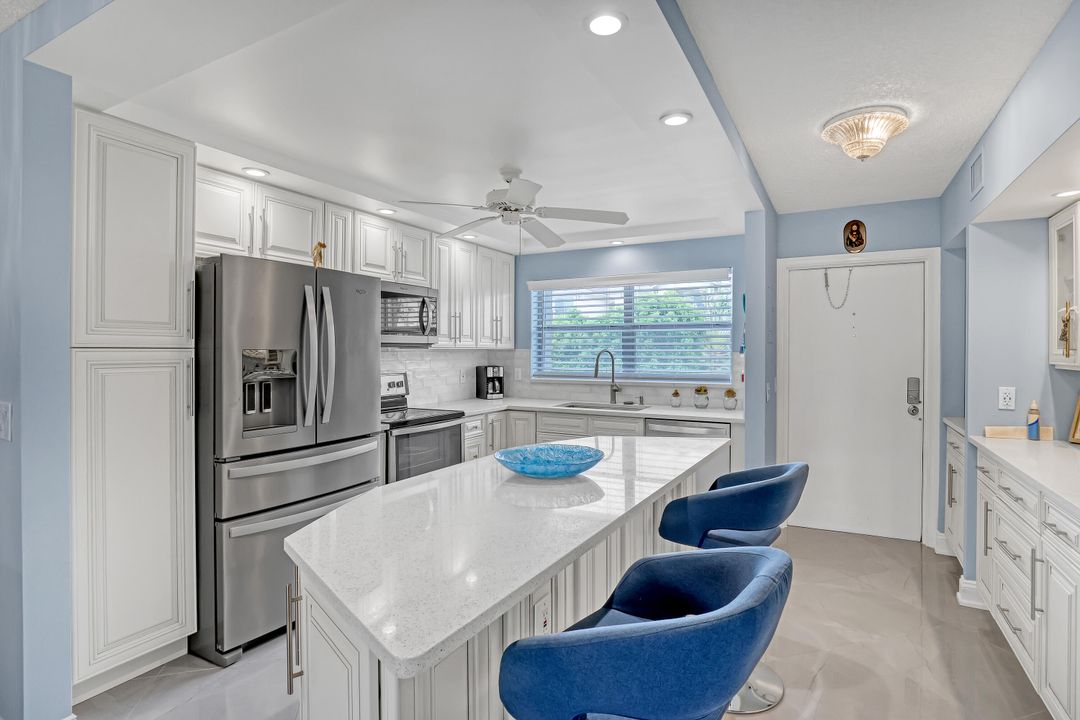 For Sale: $399,000 (2 beds, 2 baths, 963 Square Feet)