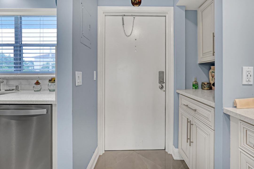 For Sale: $399,000 (2 beds, 2 baths, 963 Square Feet)