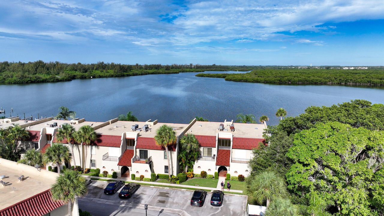 For Sale: $675,000 (2 beds, 2 baths, 1153 Square Feet)