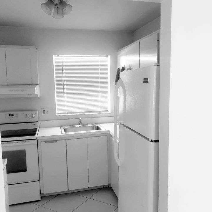 Active With Contract: $153,900 (2 beds, 2 baths, 866 Square Feet)