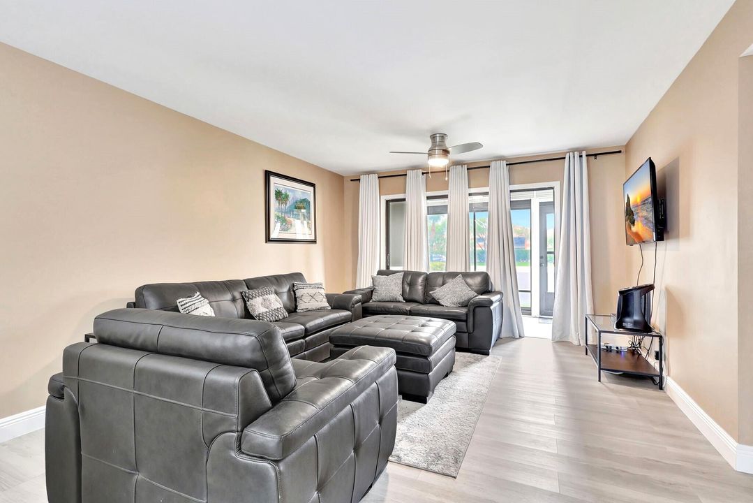 For Sale: $268,000 (2 beds, 2 baths, 1150 Square Feet)