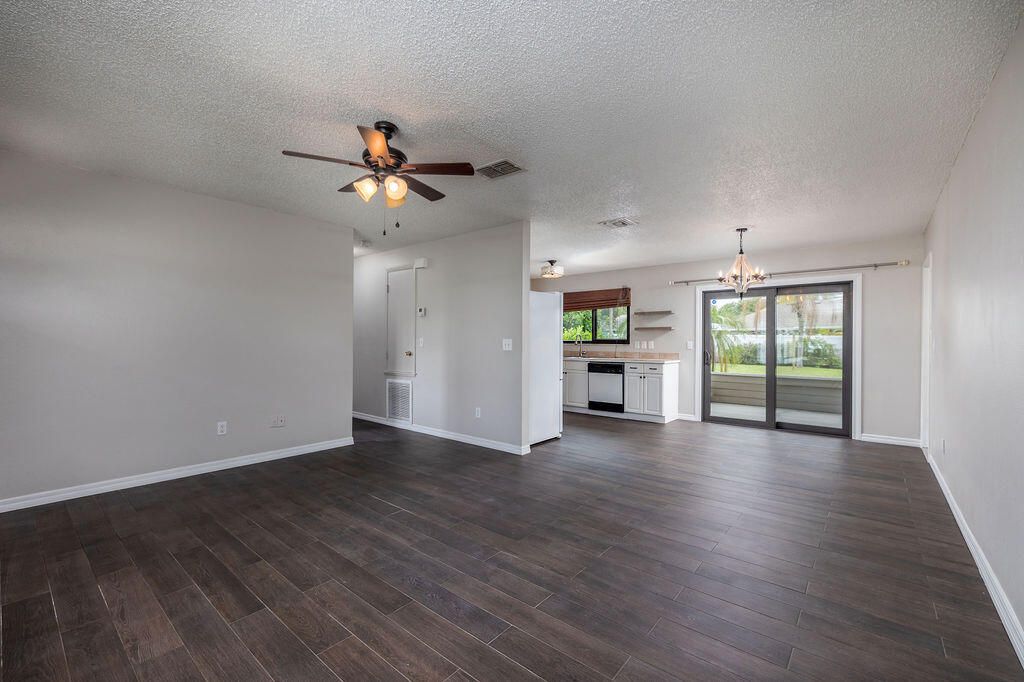 Active With Contract: $285,000 (2 beds, 1 baths, 900 Square Feet)