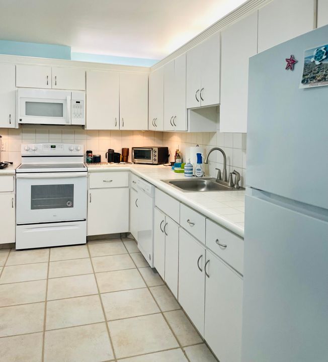 For Sale: $339,500 (1 beds, 1 baths, 890 Square Feet)