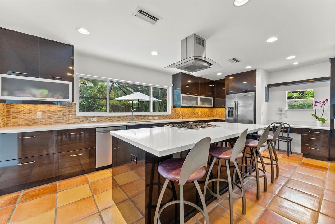 Active With Contract: $1,050,000 (3 beds, 2 baths, 1644 Square Feet)