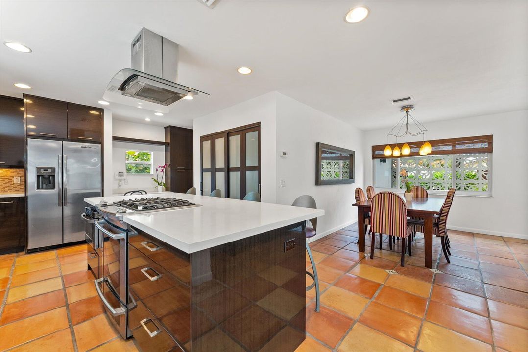 Active With Contract: $1,050,000 (3 beds, 2 baths, 1644 Square Feet)