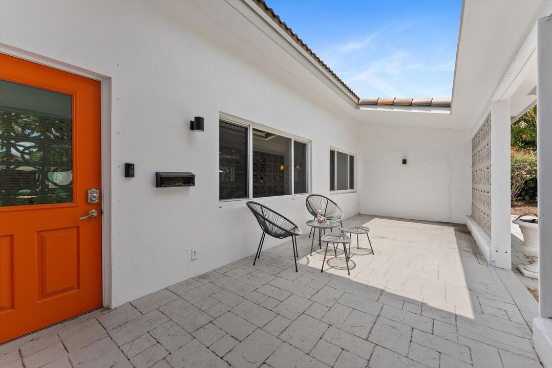 Active With Contract: $1,050,000 (3 beds, 2 baths, 1644 Square Feet)