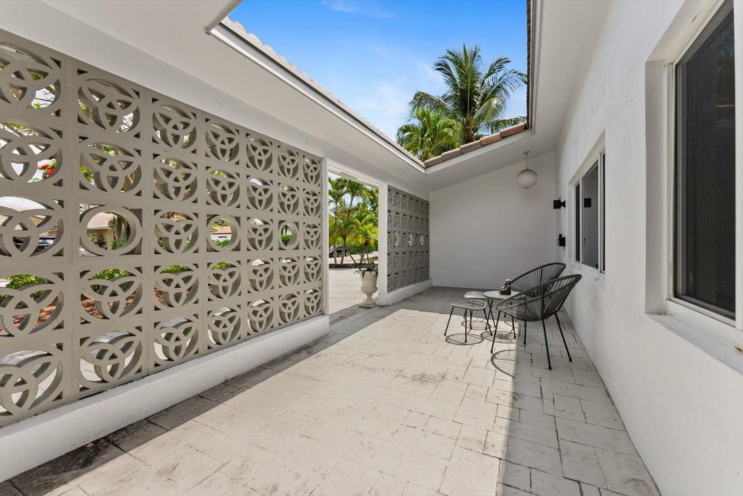 Active With Contract: $1,050,000 (3 beds, 2 baths, 1644 Square Feet)