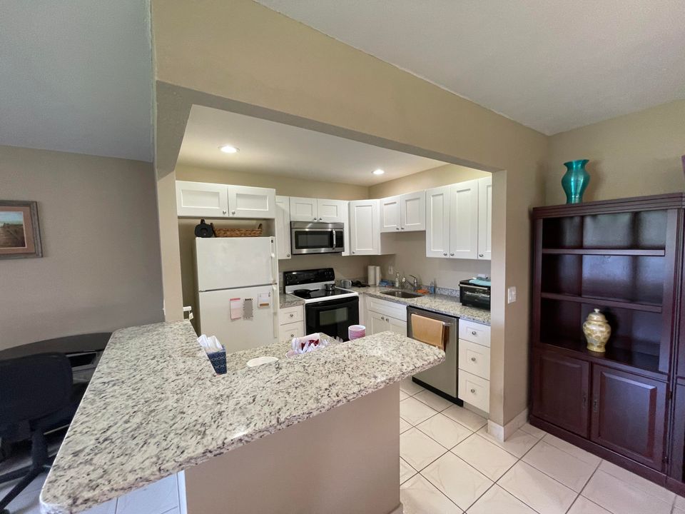 Active With Contract: $1,450 (1 beds, 1 baths, 726 Square Feet)