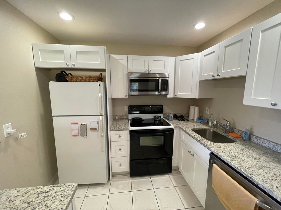 Active With Contract: $1,450 (1 beds, 1 baths, 726 Square Feet)