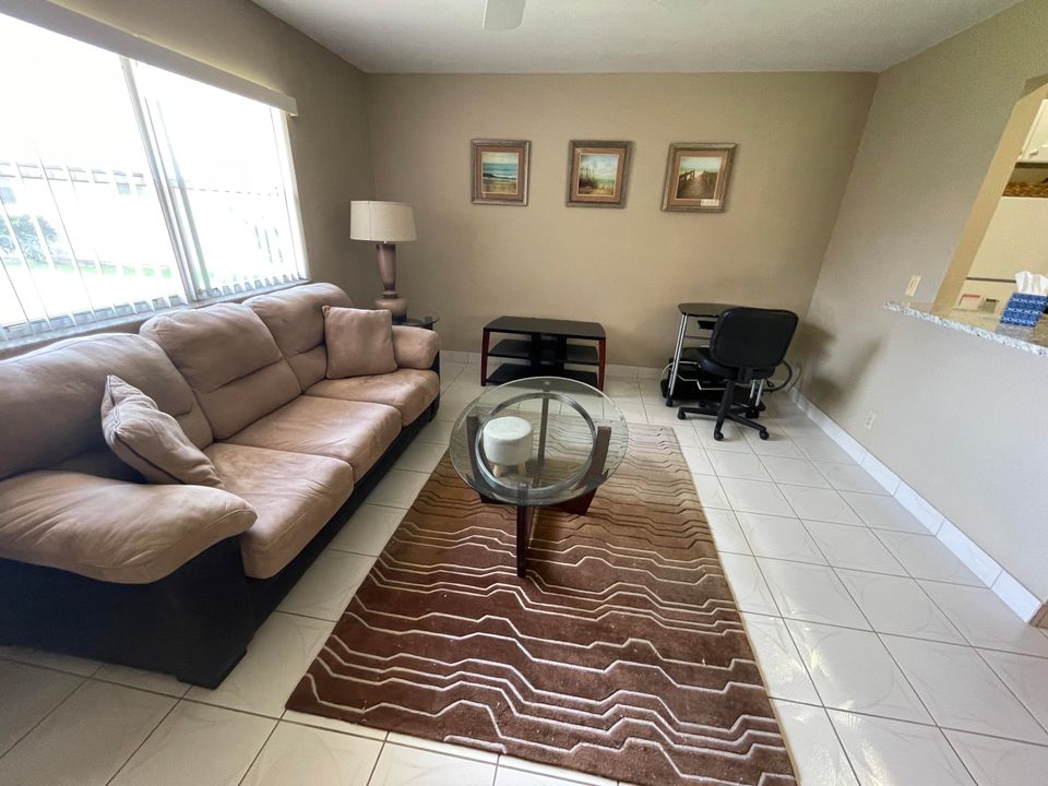 Active With Contract: $1,450 (1 beds, 1 baths, 726 Square Feet)