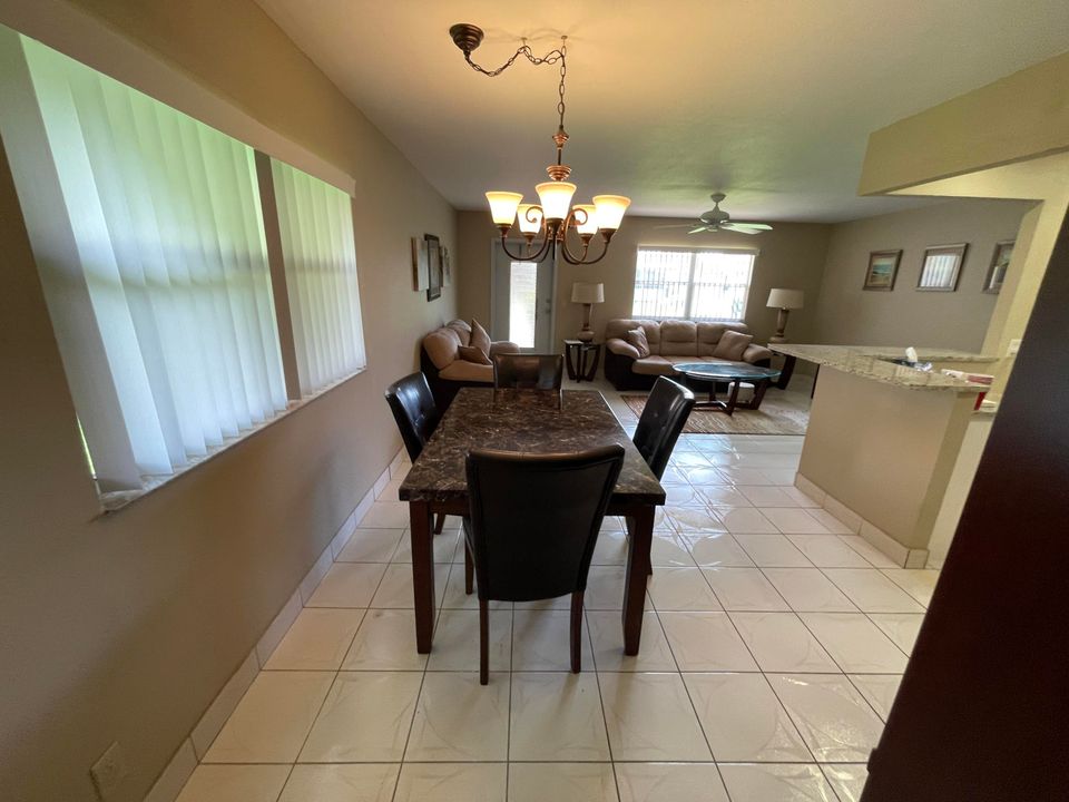 Active With Contract: $1,450 (1 beds, 1 baths, 726 Square Feet)