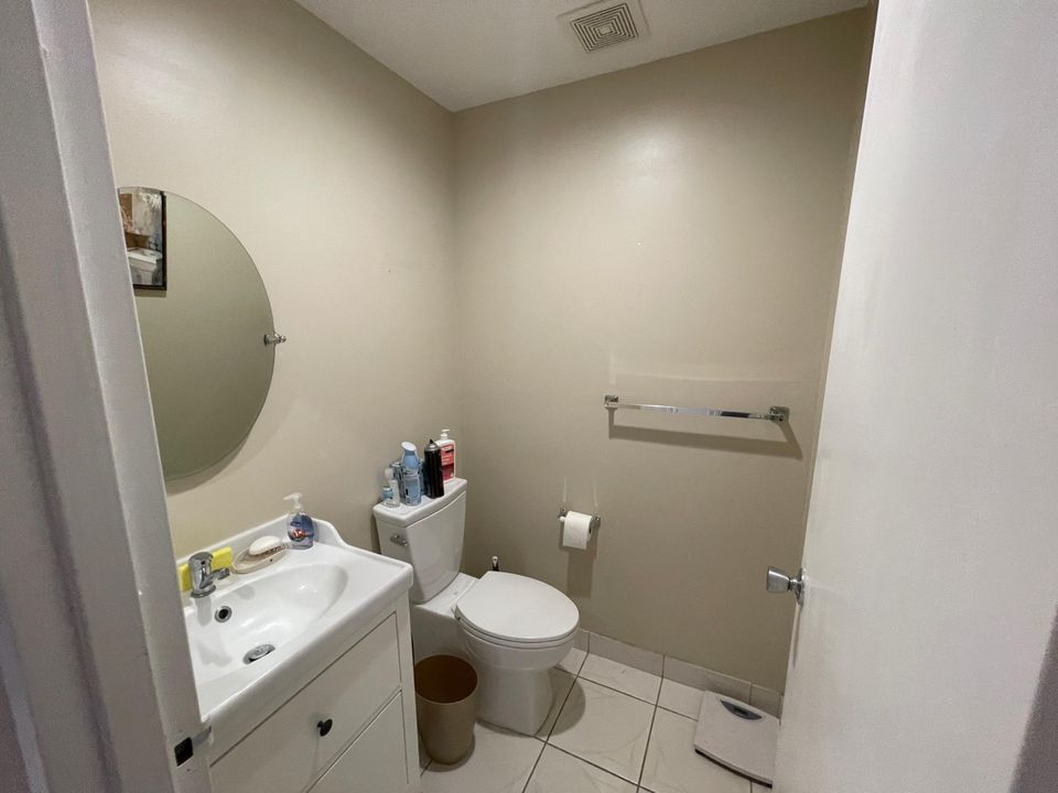 Active With Contract: $1,450 (1 beds, 1 baths, 726 Square Feet)