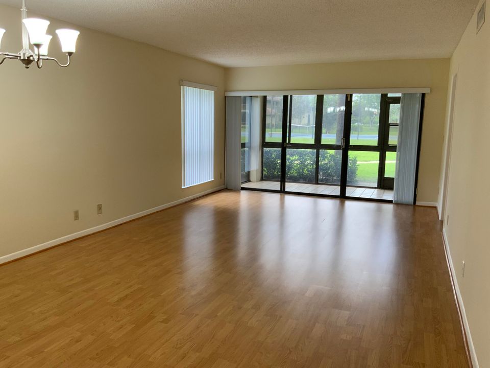 Active With Contract: $2,400 (2 beds, 2 baths, 995 Square Feet)