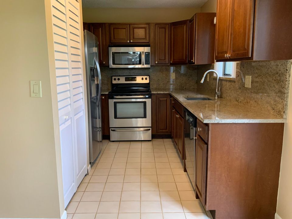 Active With Contract: $2,400 (2 beds, 2 baths, 995 Square Feet)