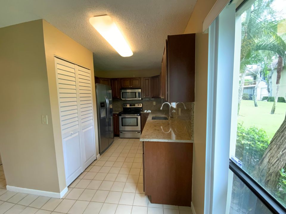 Active With Contract: $2,400 (2 beds, 2 baths, 995 Square Feet)