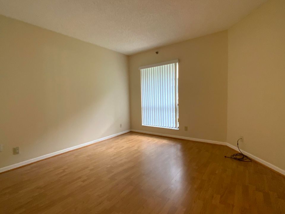 Active With Contract: $2,400 (2 beds, 2 baths, 995 Square Feet)