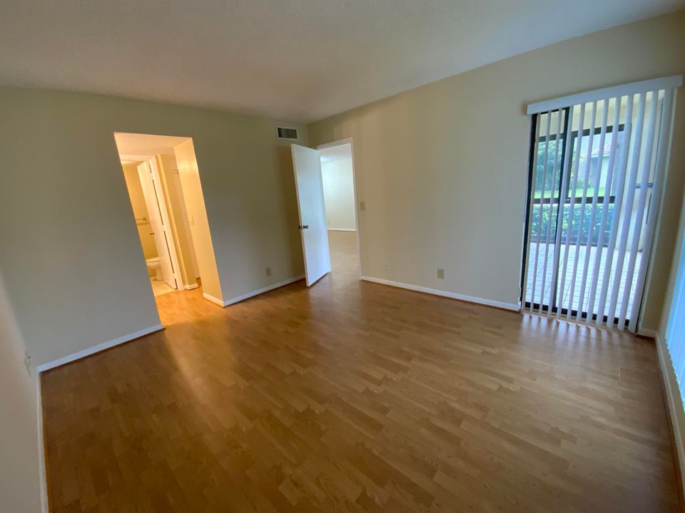 Active With Contract: $2,400 (2 beds, 2 baths, 995 Square Feet)