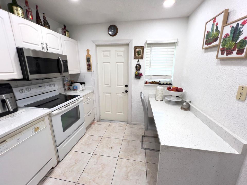 For Sale: $274,900 (2 beds, 2 baths, 1108 Square Feet)